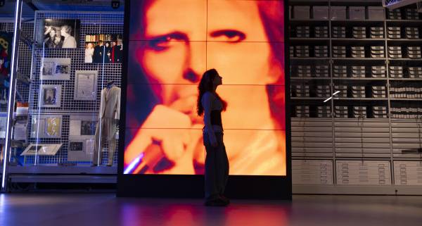 DAVID BOWIE IS INSIDE 　V&A The Man Who Sold The (Fashion) World: 